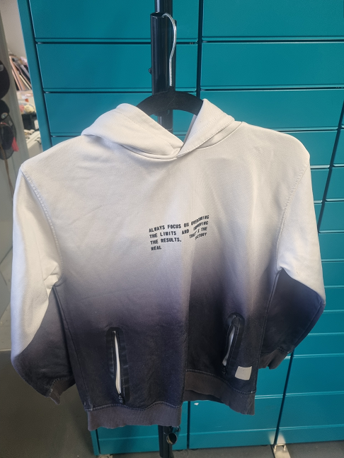 Sweat noir et blanc.
