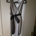 robe beige avec ceinture noire