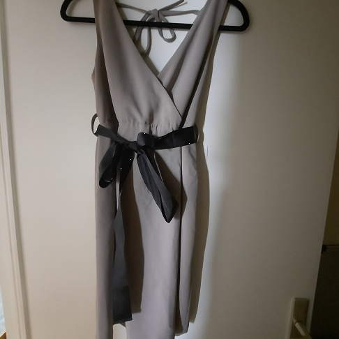 robe beige avec ceinture noire