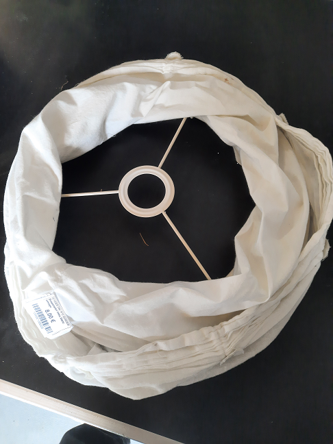 Suspension tissu blanc vintage