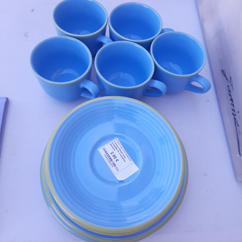 5 tasses bleues avec coupelles et 3 assiettes desserts