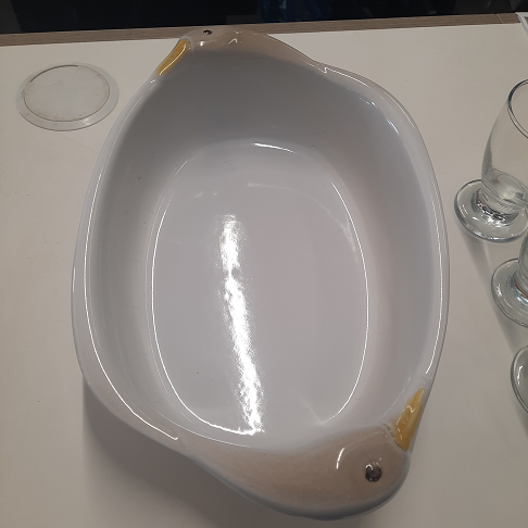 Plat blanc avec anses têtes d'oie
