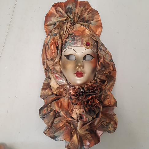 Grand masque en papier
