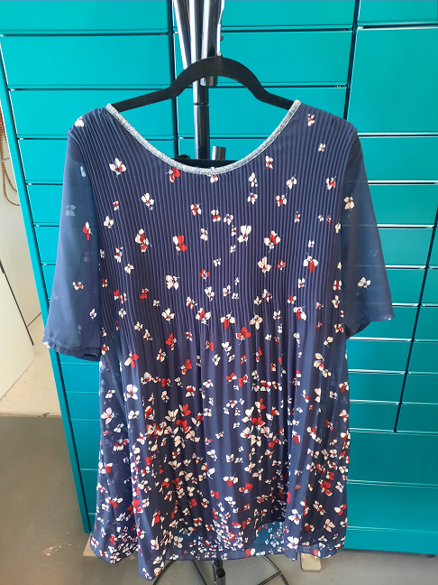 robe fantaisie fond bleu marine, motifs rouges et blancs, taille
L-XL
