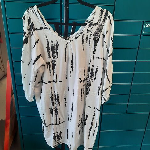 tunique noire et blanche