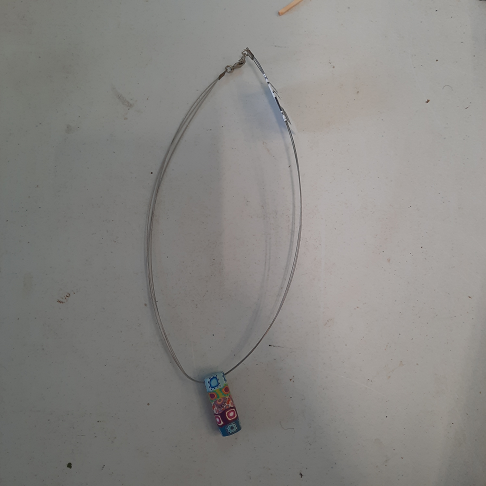 Collier avec pendentif bleu