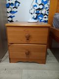 Table de chevet en pin : Hauteur : 43 Longueur : 42 Largeur : 35