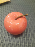 Pomme rose en verre