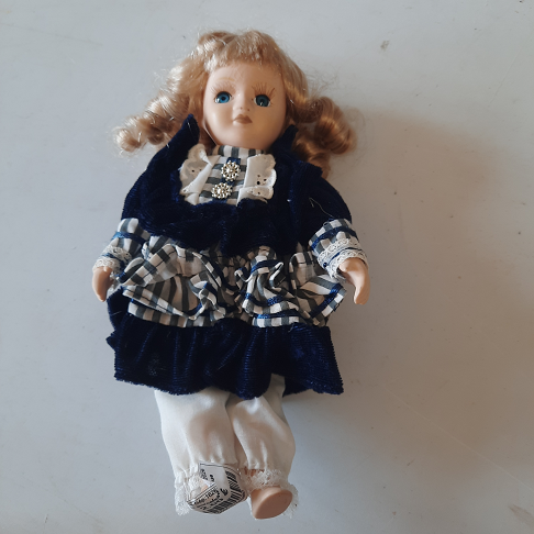 poupée porcelaine bleue