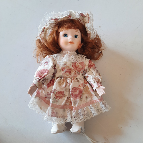 poupée porcelaine avec chapeau