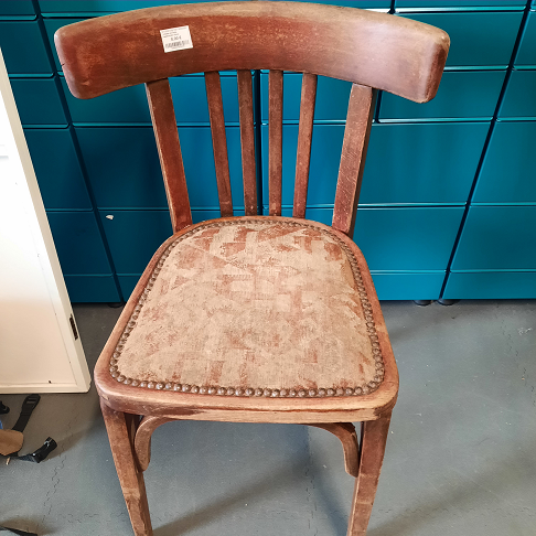 :chaise en bois, capitonnée clous: