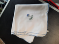 carré tissu  blanc a fleurs bleues serviete