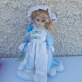 poupée porcelaine servante robe bleu ciel
