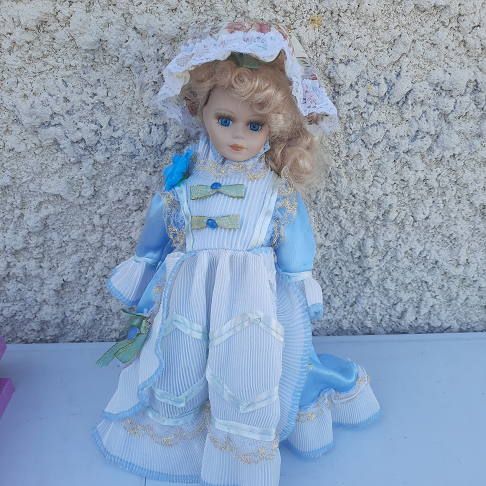 poupée porcelaine servante robe bleu ciel