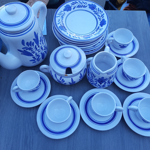service à café bleu ( Açores) : 6 tasses et sous-tasses, un sucrier,un pot à lait, une cafetière, 6 assiettes à dessert