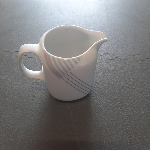 pot à lait porcelaine blanche rayure bleue