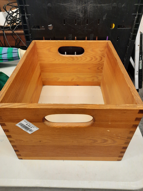 Caisse en bois vernie