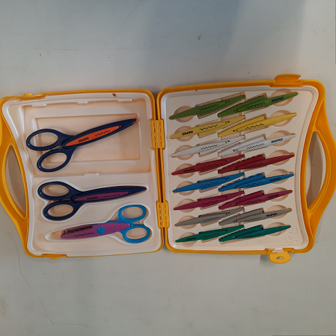 Valise Scrapbooking  3 ciseaux et 10 paires de lames cranteurs papier mercerie