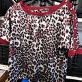 haut leopard rouge et noir