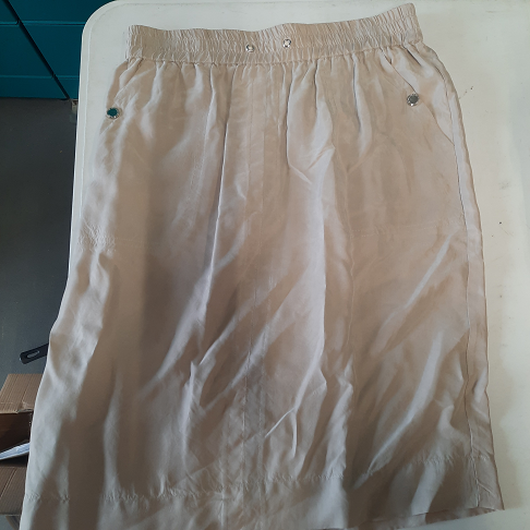 Jupe beige T 38 (Un jour ailleurs)