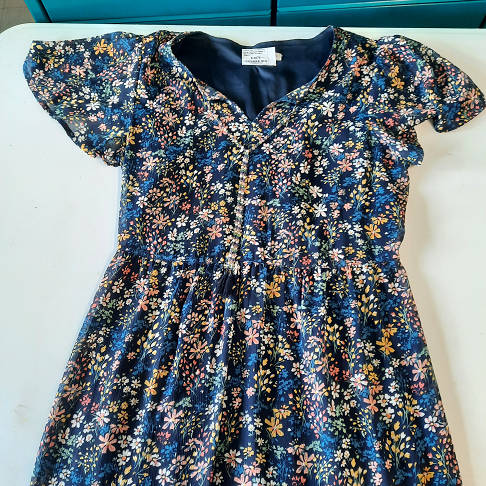 Roble mi-longue, bleue à fleurs/collier, Armand Thierry