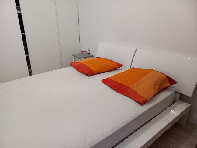 Lit 2 places sans matelas : Longueur : 202 Largeur : 165