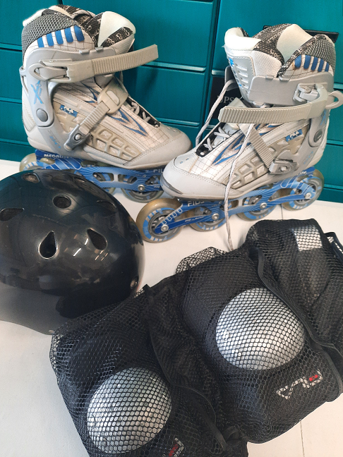 paire de roller 38 avec protections genoux ,poignets et avec casque