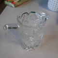Petit pot verseur verre ciselé
