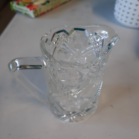 Petit pot verseur verre ciselé