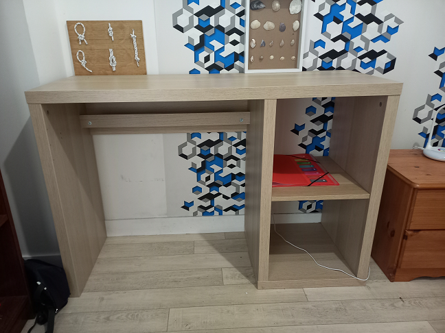 Bureau ikea récent :Hauteur : 76 Longueur : 111 Largeur : 39