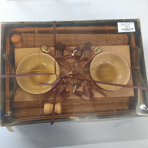 Plateau, sets de table, bols et baguettes neufs