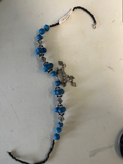 Collier bleu