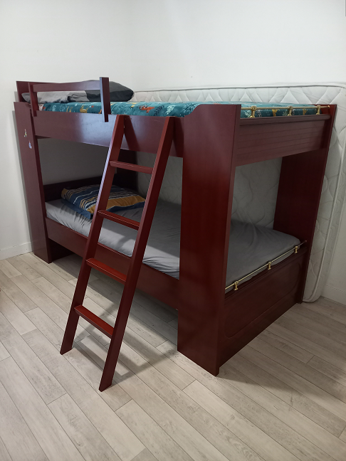 les lits superposés avec matelas
Hauteur : 126 cm, longueur : 200 cm et largeur 96 cm