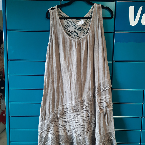 robe en crépon avec dos broderie et petits volants dentelle t3.