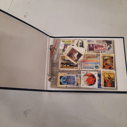 Petit classeur avec timbres de collection