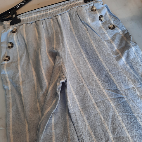 pantalon marque Damart élastiqué T40 (rayé blanc et bleu ciel)