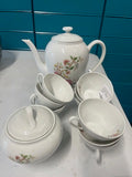 service à café en porcelaine  comprenant 1 verseuse, 1 sucrier et 9 tasses