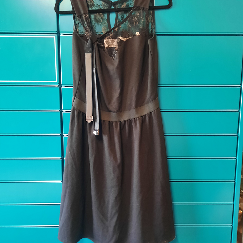 robe noire avec ceinture Naf Naf