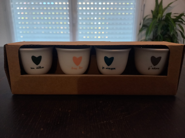 4 coquetiers en porcelaine