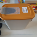 boîte plastique avec son couvercle marron pour croquettes chat