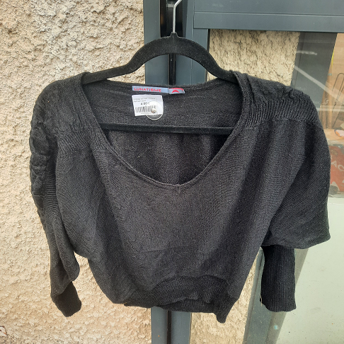 Pull noir court