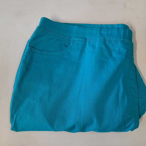 pantacourt en coton bleu turquoise. DAMART. Taille élastiquée.Taille 50