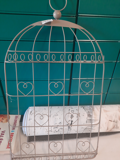porte bijoux beige metal avec coeurs et arabesques