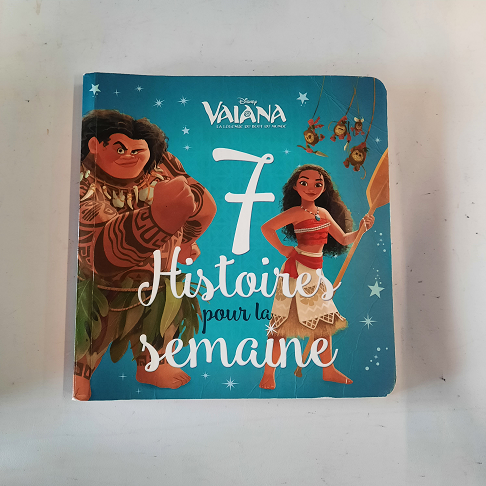 Livre "Vaiana" 7 histoires pour la semaine Disney édition  hachette jeunesse (127 pages)