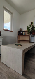 TABLE BASSE bois massif (donc assez lourde) peinture cérusée. Ses dimensions : 
L.110 /l.60 /H.46