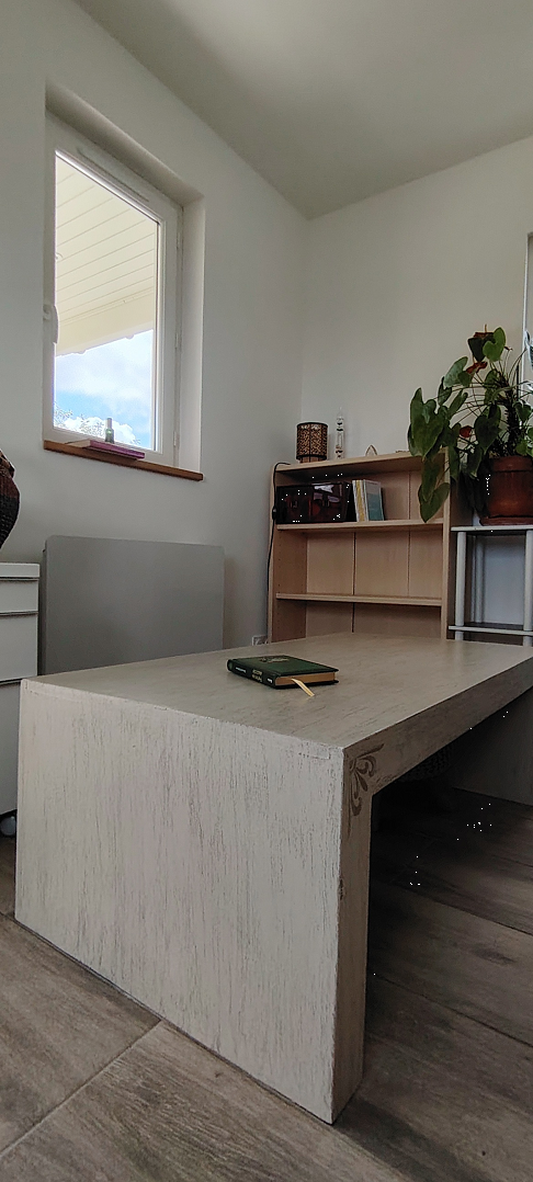 TABLE BASSE bois massif (donc assez lourde) peinture cérusée. Ses dimensions : 
L.110 /l.60 /H.46