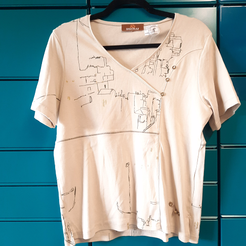 tee-shirt en coton beige avec motifs. BAGORAZ - Taille 44 ou 46.