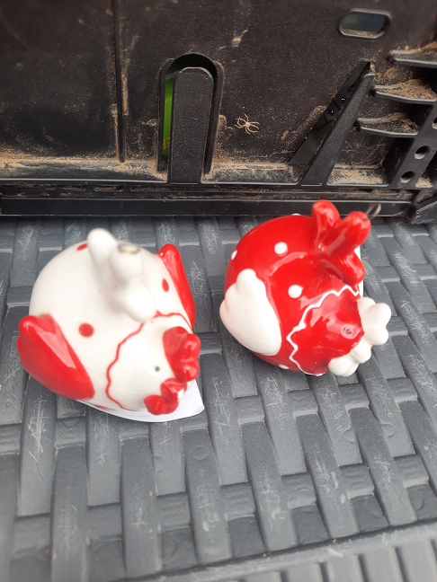 2 mini poulettes décoratives rouge et blanc