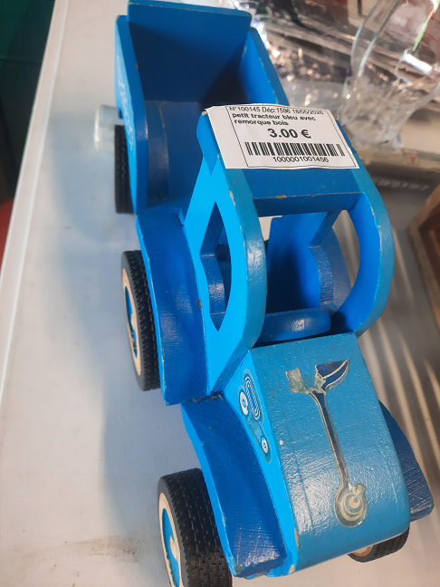 petit tracteur bleu avec remorque bois