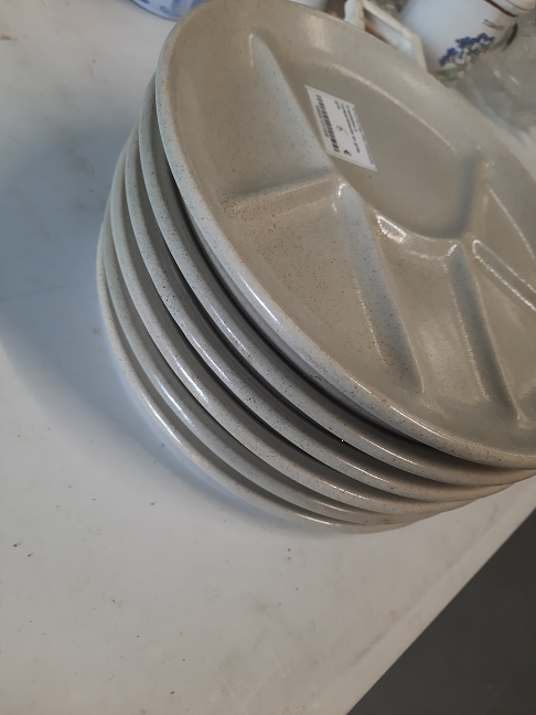 6 assiettes à compartiments en grès gris